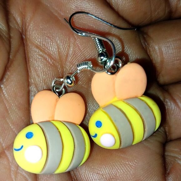 Super cute festive bumblebee earrings - Picture 3 of 4
